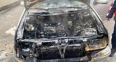 Tutuşan otomobil, itfaiye tarafından söndürüldü