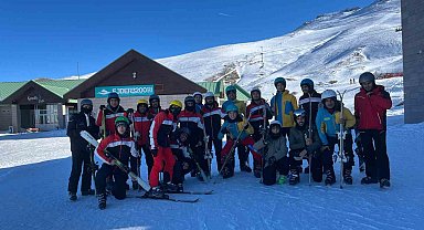 Uluslararası öğrencilerin Konaklı'da kayak keyfi