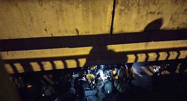 Ümraniye'de otomobil viyadükten aşağı uçtu