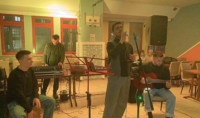 Üniversite öğrencilerine mini konser