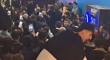 Ünlü isimlerin geldiği film galasında izdiham: Kavga sırasında yangın tüpü sıktılar