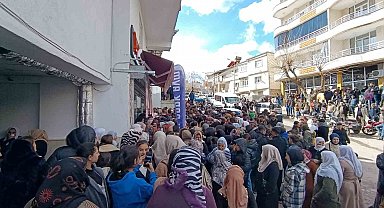Ürünler 100 liraya satıldı, izdiham çıktı