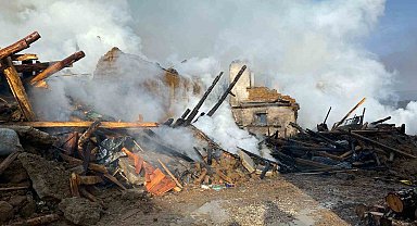 Uşak'ta 6 evi etkileyen yangın söndürüldü