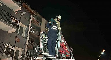 Uşak'ta apartman dairesinde çıkan yangın söndürüldü