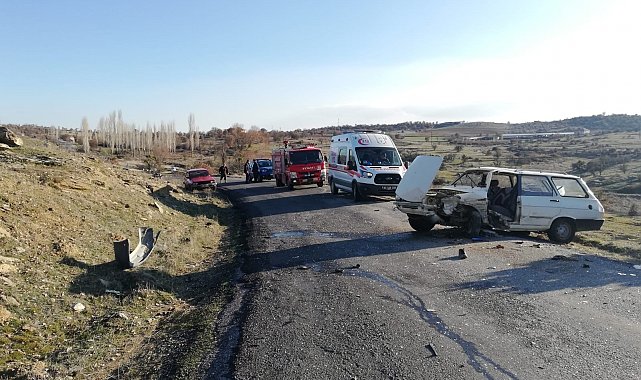 Uşak'ta iki otomobil çarpıştı: 1'i ağır 5 yaralı
