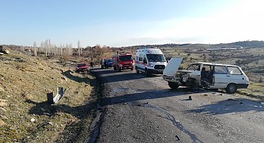 Uşak'ta iki otomobil çarpıştı: 1'i ağır 5 yaralı
