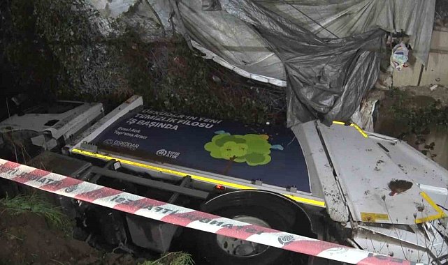 Üsküdar'da çöp kamyonu dereye uçtu