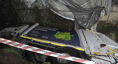 Üsküdar'da çöp kamyonu dereye uçtu