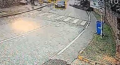 Üsküdar'da istinat duvarı çöktü, bir araç toprak altında kalmaktan saniyelerle kurtuldu