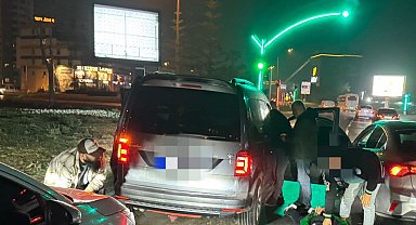 Uyuşturucu satıcısı kırmızı ışıkta beklerken yakalandı