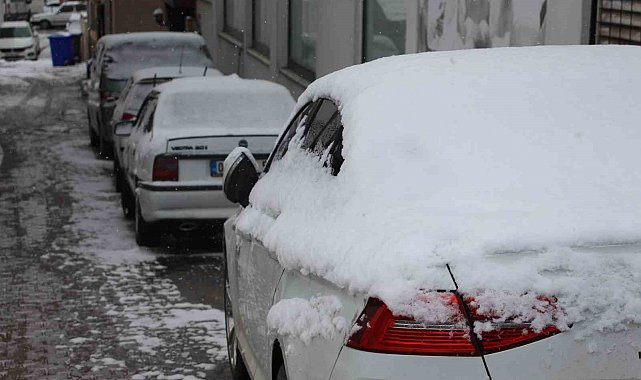 Uzmanından sürücülere uyarı: "Kışın ani gazlamalardan, frenlerden kaçınılmalıdır"