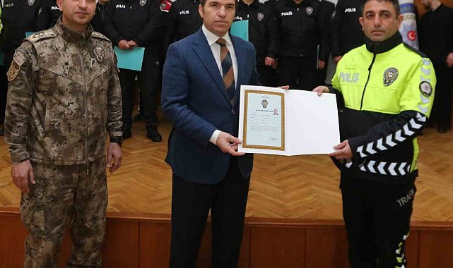 Vali Bakan'dan 47 polise başarı belgesi