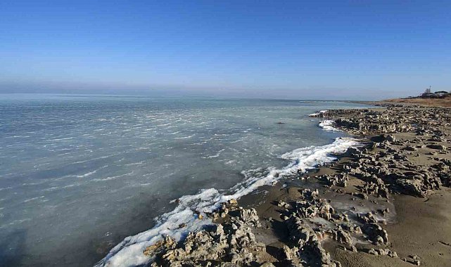 Van Gölü'nun kıyısı dondu