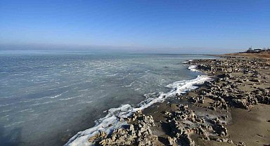 Van Gölü'nun kıyısı dondu