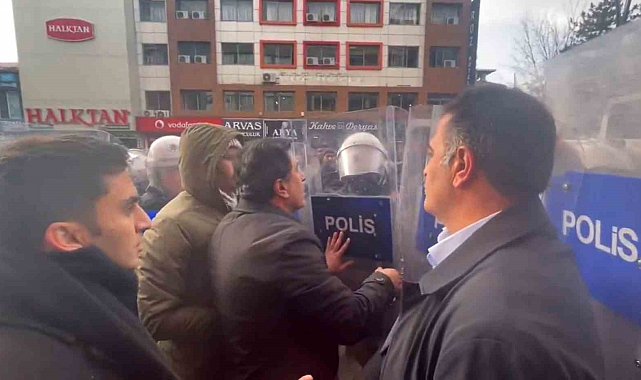 Van'da izinsiz yürüyüşte gerginlik: DEM Partili Mahmut Dindar polis kalkanını kırdı