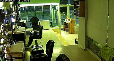 Vandalların camlarını taşla indirdikleri kuaför dükkanında 60 bin liralık zarar