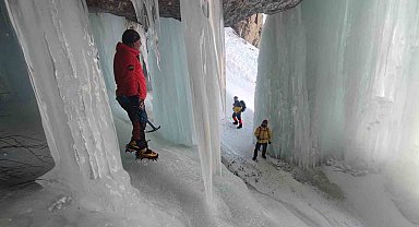 Vanlı dağcılar Erek Dağı'ndaki buzul mağaralarına tırmandı