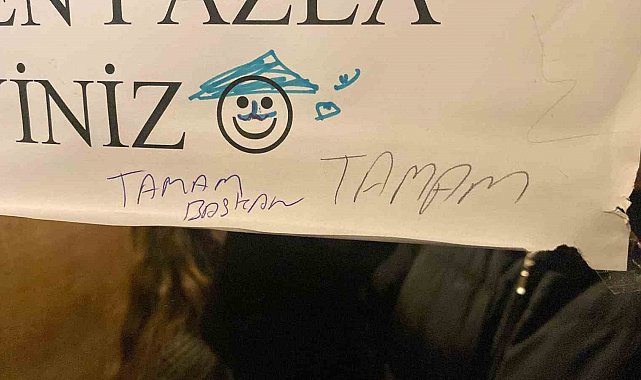 Vatandaşlar sürekli asansörün tonaj sınırını aşınca bina sakinleri her yere uyarı astı