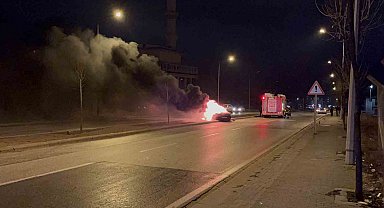 Yakıt aldıktan hemen sonra alev alan aracından atladı, canını zor kurtardı