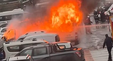 Yalova'da otoparktaki servis minibüsü alevlere teslim oldu