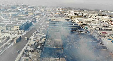 Yanan fabrikadan dumanlar yükselmeye devam diyor