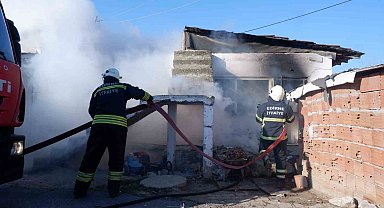 Yangın bir evi küle çevirdi