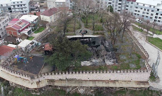 Yangın çıkan tarihi kalenin son görüntüsü yürekleri burktu