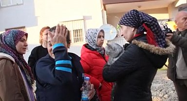 Yangında evleri küle döndü, kurtarılan kedilerinin yanında gözyaşı döktü