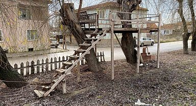 Yaptıkları ahşap çardak herkes tarafından keyifle kullanılıyor