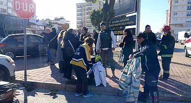 Yaralının üşümemesi için battaniye ile sardılar