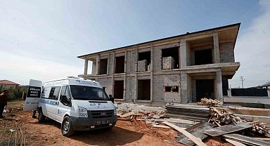 Yardım için geldiği inşaatın çatısından düşerek hayatını kaybetti