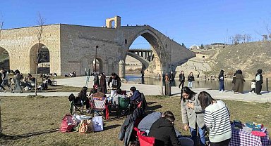 Yarıyıl tatilinin son gününde aileler tarihi Malabadi Köprüsü'ne akın etti