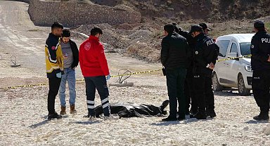 Yaşlı adam yol kenarında ölü bulundu