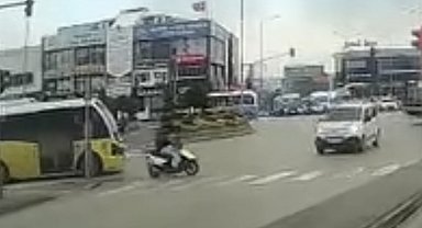 Yaya geçidini kullanan motosiklete otomobil çarptı: 1 yaralı