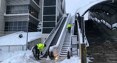Yaya üst geçitleri kardan temizleniyor