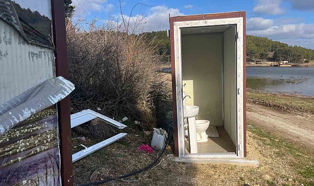 Yayla gölündeki mobil tuvaletlerin bakımsız hali tepki topladı