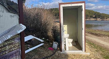 Yayla gölündeki mobil tuvaletlerin bakımsız hali tepki topladı