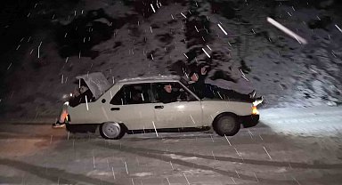 Yazlık lastikle karda kalan araca insan takviyesi