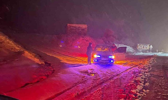 Yenice-Çan yolunda kar yağışı nedeniyle araçlar güçlükle ilerliyor