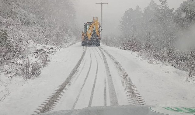 Yenice'de ilçe Özel İdare ekipleri karla kapanan 20 köy yolunu açıyor