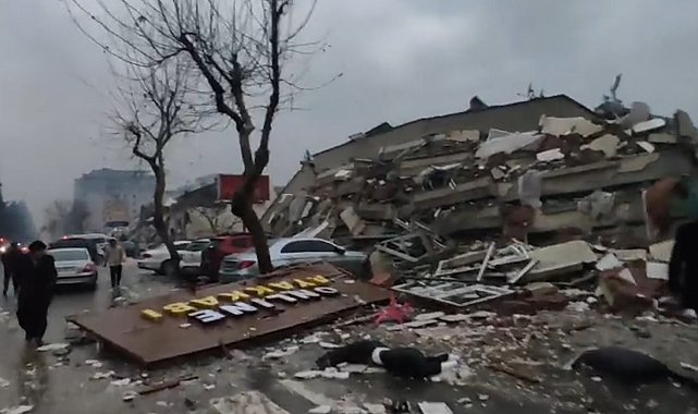 Yıkılan binaları gözyaşları içerisinde kayda aldı