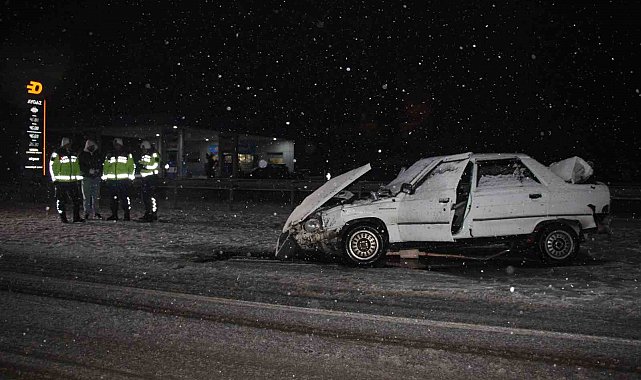 Yoğun kar kazayı beraberinde getirdi: Otomobil bariyerlere çarptı, 2 kişi yaralandı