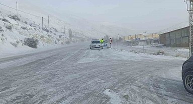 Yoğun kar ve tipi Sivas'ta ulaşımı aksatıyor