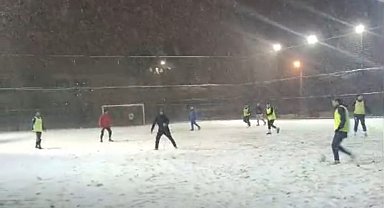 Yoğun kar yağışı futbol aşkına engel olamadı