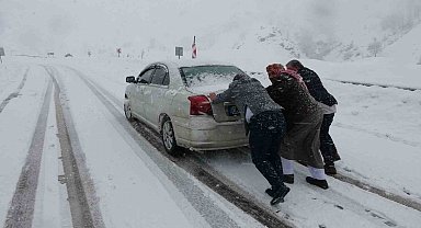 Yoğun kar yağışı sürücülere zor anlar yaşattı