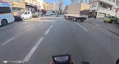 Yola çıkan kamyonete çarpmamak için manevra yaptı, ters yöne girip otobüse çarptı