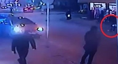 Yola kaçan topunu almak isteyen çocuğa araç çarptı.... O anlar kamerada