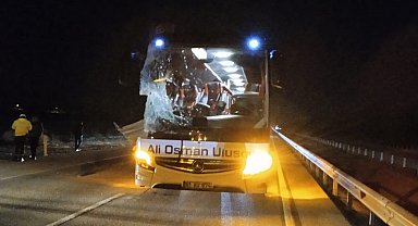 Yolcu otobüsü tıra arkadan çarptı, 6 kişi yaralandı