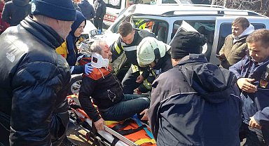 Yolda yürürken park halindeki kamyonun altında kaldı