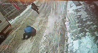 Yolda yürürken silahlı saldırıya uğradı, o anlar kameraya yansıdı